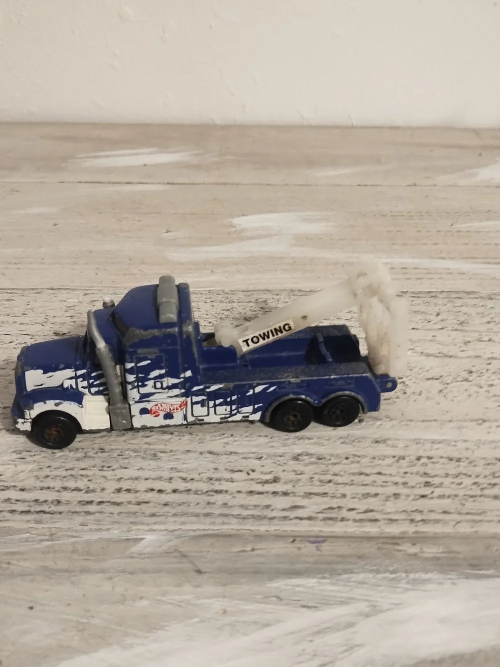 Vintage 1998 hot Wheels heavy duty tow truck diecast some scratches
